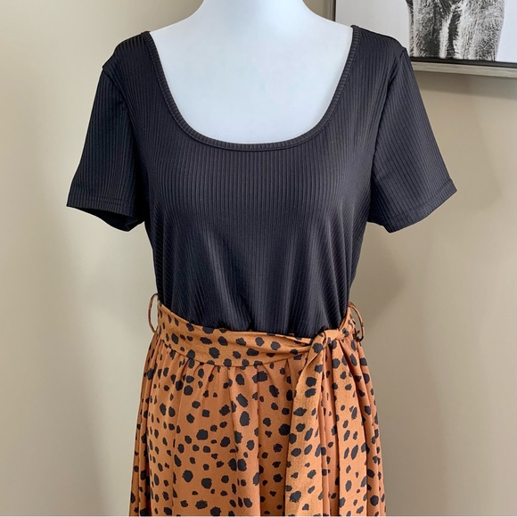 NWOT Dalmatian Print Short Sleeve Maxi Dress with belt - Picture 2 of 12